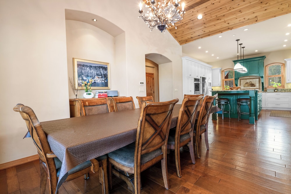 Boulder Cove Lakefront Estate