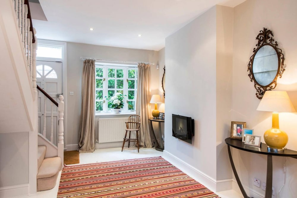 Delightful 2-bed Home Fulham