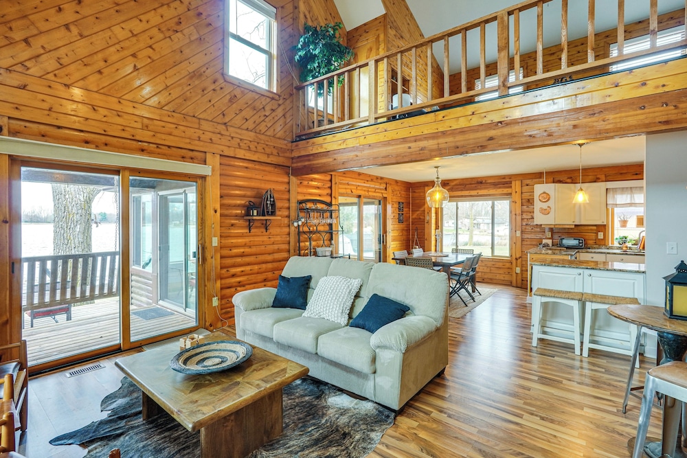 Lakefront Getaway w/ Fire Pit in Akron