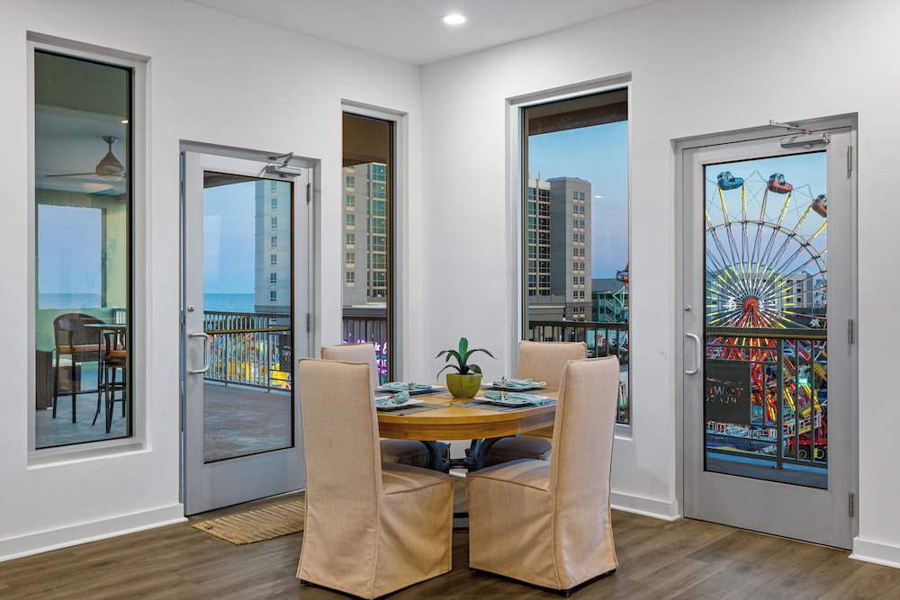 Boardwalk Pent House by Carolina Retreats