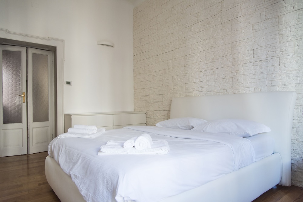 White and Clean Apartment near Metro MM1