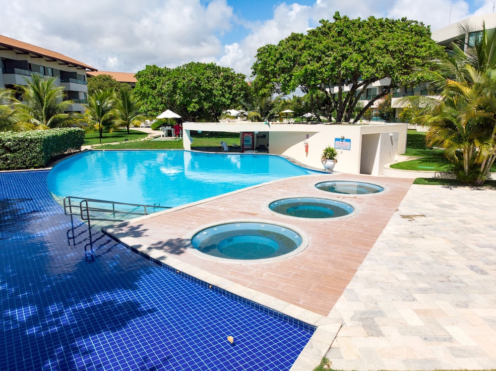 Flats no Carneiros Beach Resort