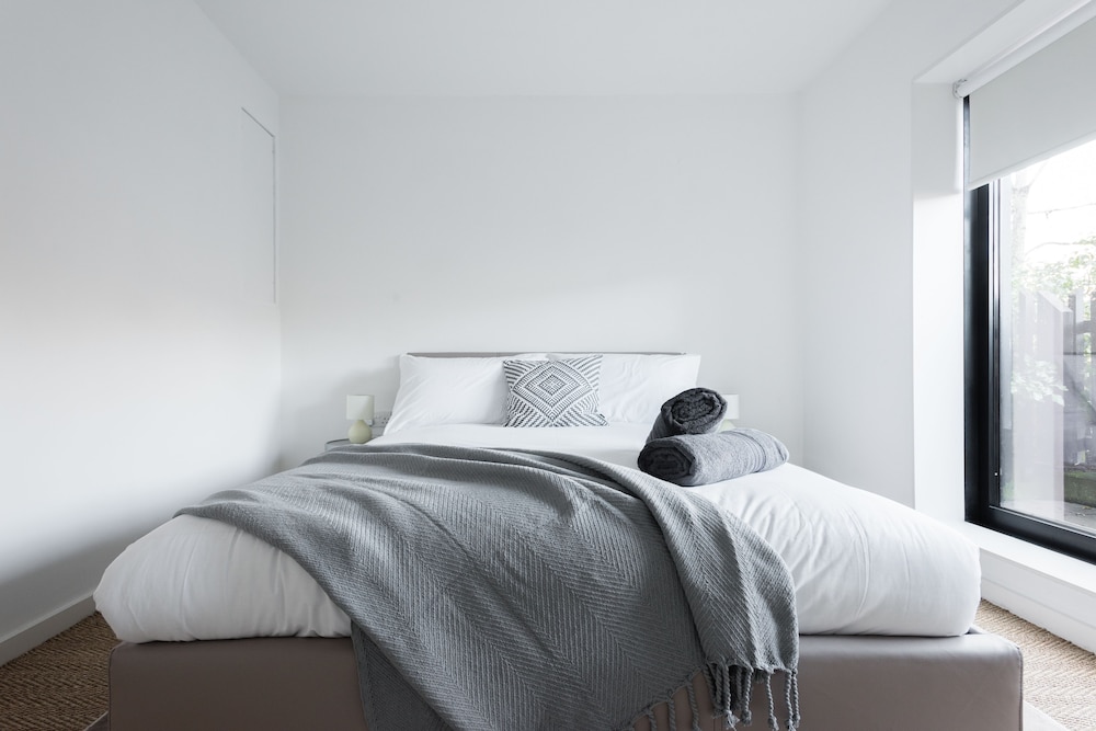 The Cliffside Loft - Distinctly Modern 3BDR Riverside Home