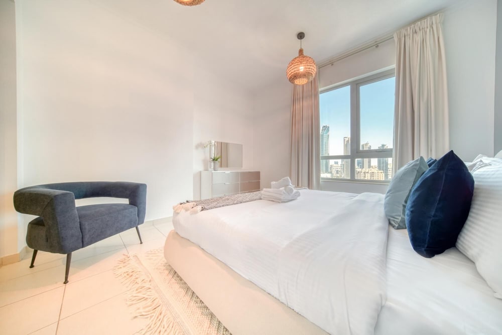 Urban Chic Downtown Apt w Dubai Fountain Views