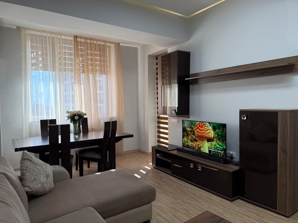 Deluxe 2-bedroom apartment by Sweet Home