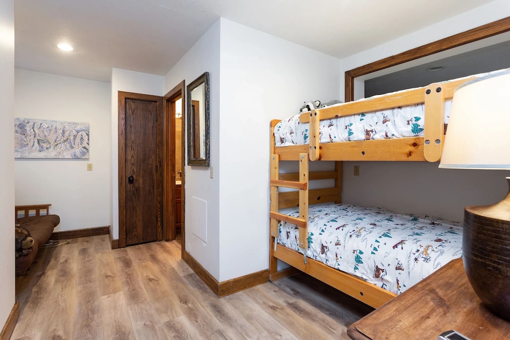 Pinnacle at Deer Valley Resort - Four Bedroom Condo with Hot Tub #1263 4 Condo