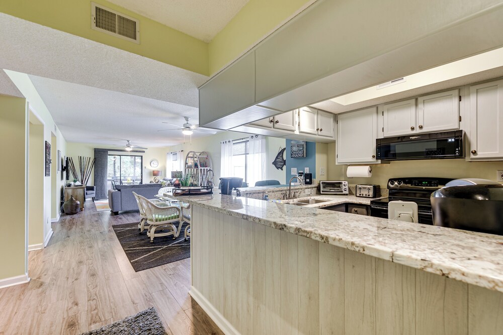 1 Mi to Coast: Myrtle Beach Condo w/ Balconies!