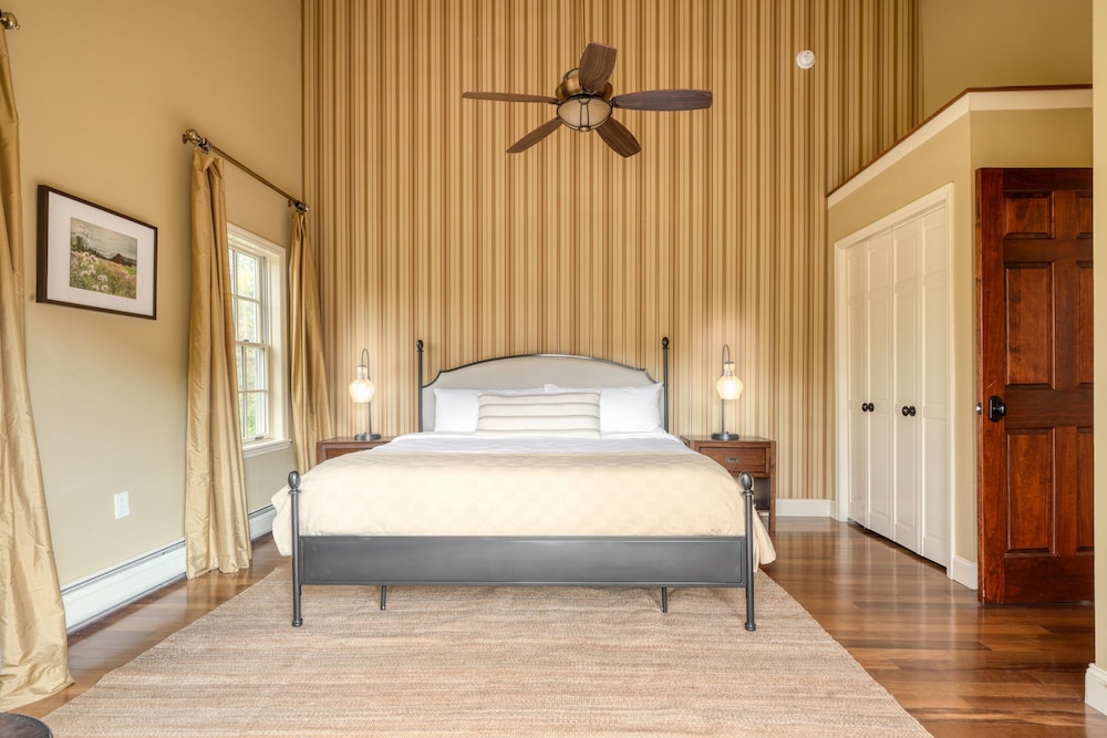 Cortland by Avantstay Charming Heritage Estate w Private Lake Pool