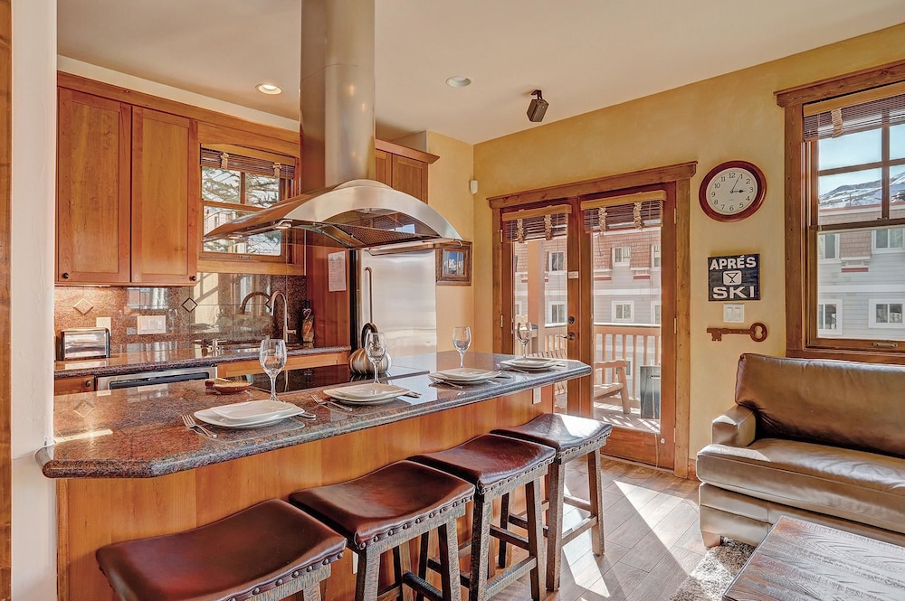 Mountain Ridge  2 Bedroom Townhouse by RedAwning