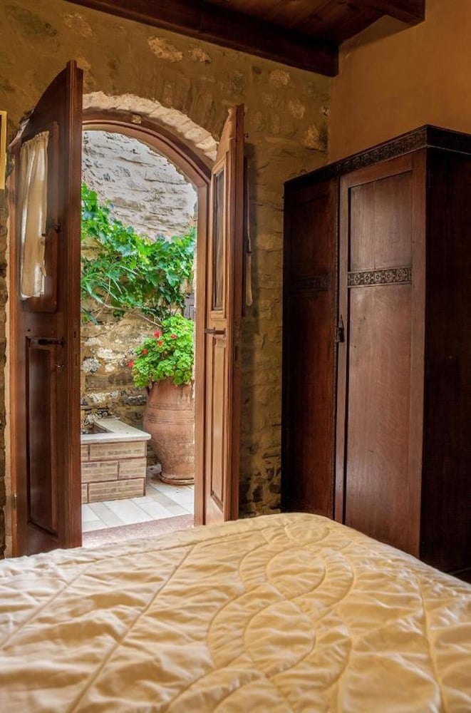 Smaragda Art Country House
