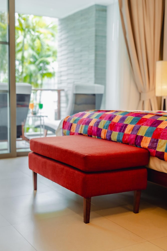 Pearl Of Naithon 3 Bedroom Beachfront Condo