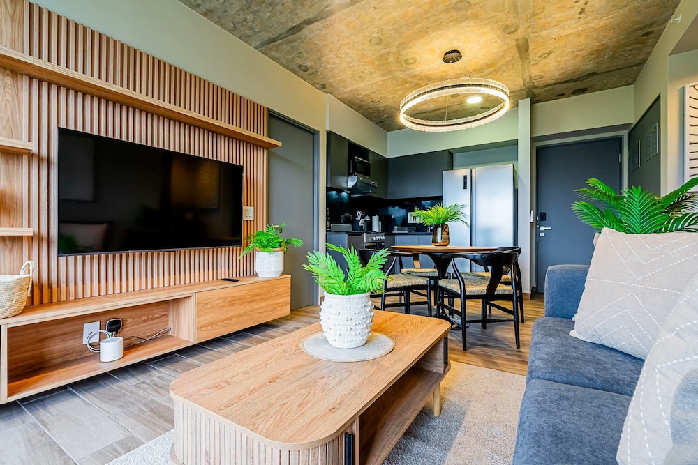 w Trendy 2BR w Balcony in the Heart of Centriqo