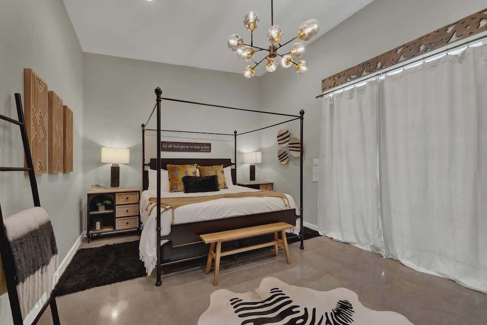 Pop 4 W/hot-tub + Close to Main St