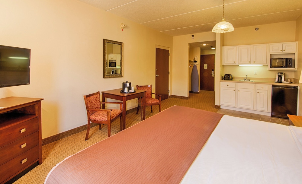 Fayetteville Vacations - Landmark Inn Fort Liberty - Property Image 37