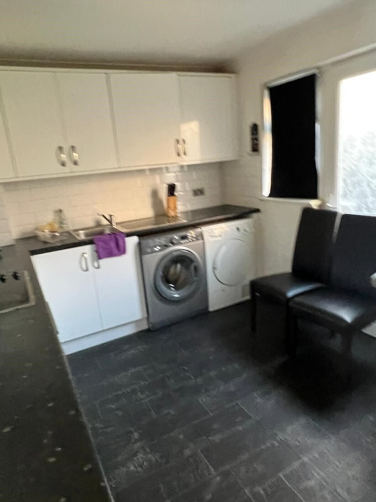 Beautiful 2-bed House in Grays view 5