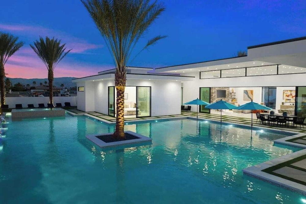 Pool, Hot Tub & Putting Green Minutes From Dining & Golf Bravo Villa #13 by Avantstay