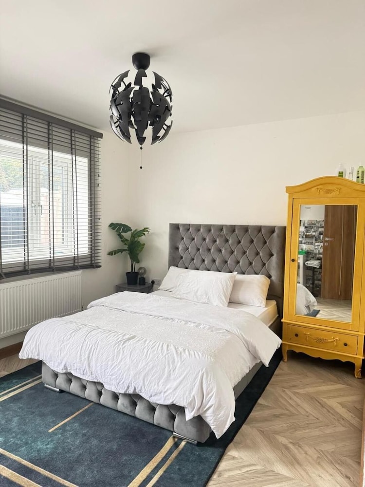 Erith Cosy Retreat Home