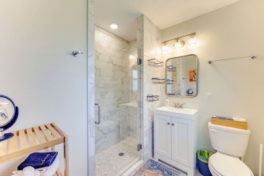 San Antonio Home, 2 Mi to Airport - Pets Welcome!