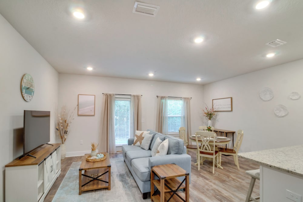 Pensacola Retreat w/ Pool Access, 20 Mi to Beach