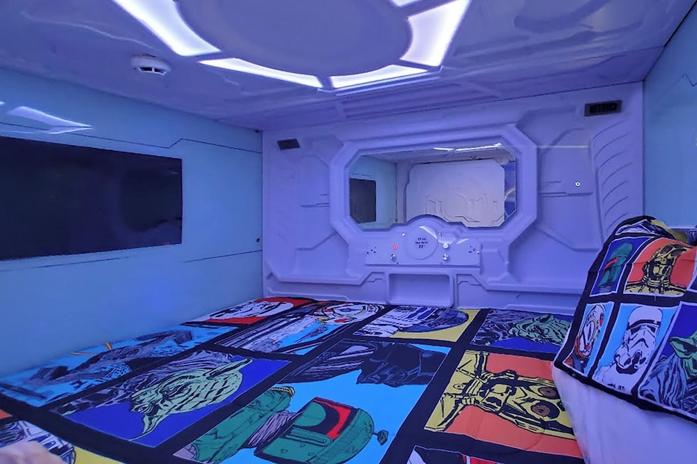 Luxury Mansion w Pool Sleeps 60