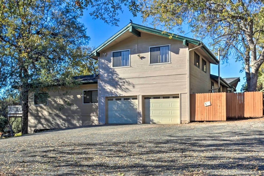 Hotel Yosemite Home w/ Deck < 4 Mi to Bass Lake! - Image 1