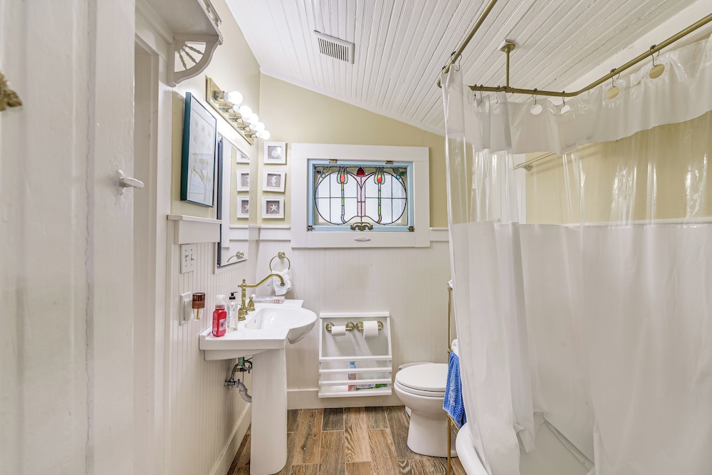 Galveston Bay Retreat: Historic La Porte Home!