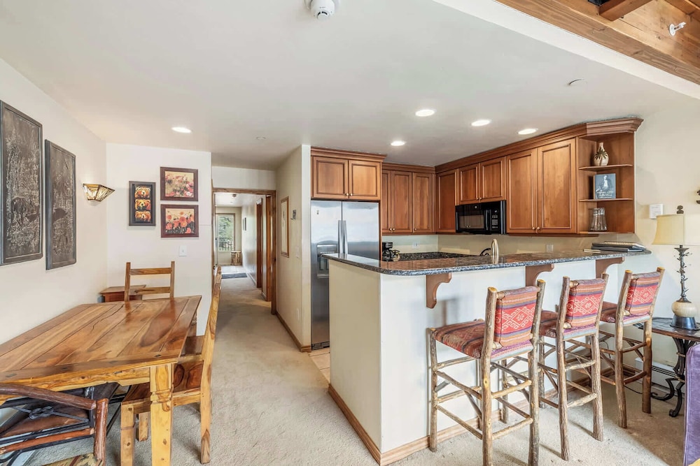 Landmark Vail - Charming Condo for 8 with Resort-style Amenities