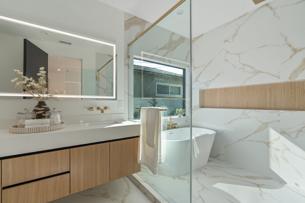 Noble Modern - Urban Sanctuary in Sherman Oaks With Poolside and Patio