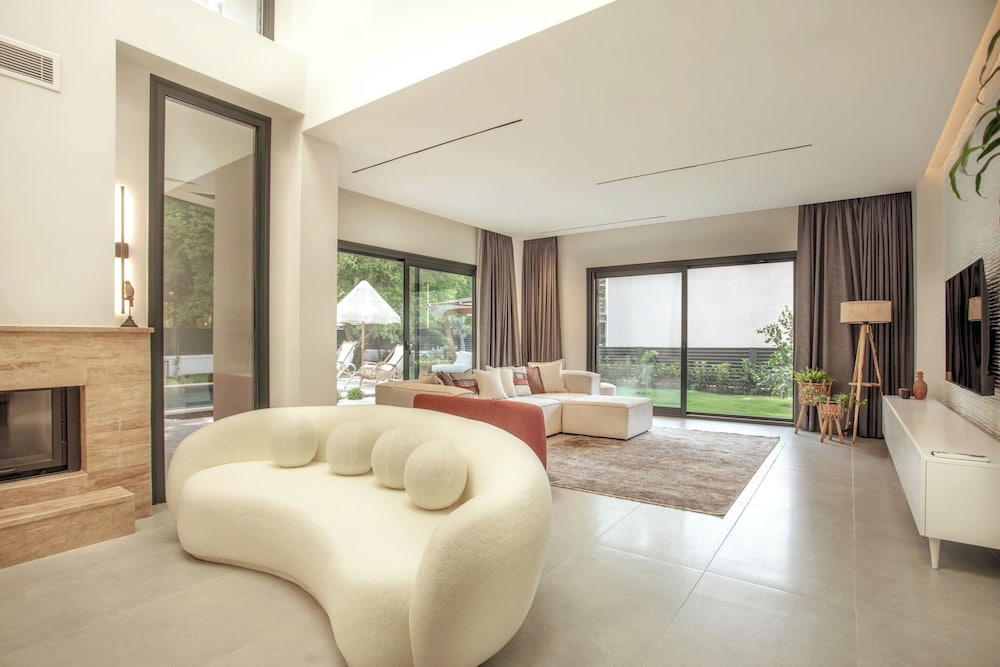 Spacious 4BR Villa Perfect for Families & Friends view 2