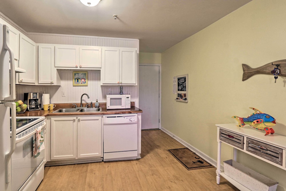 Steps to Beach & Pool Area: Hilton Head Condo
