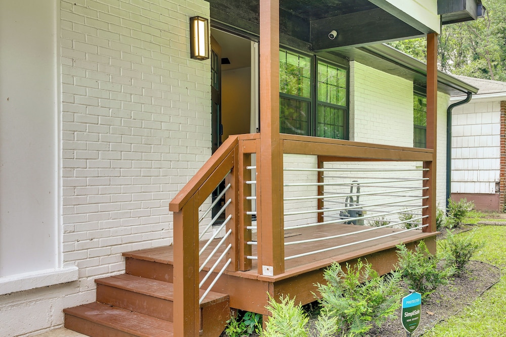 5 Mi to Dtwn Atlanta: Family Home w/ Fenced Yard