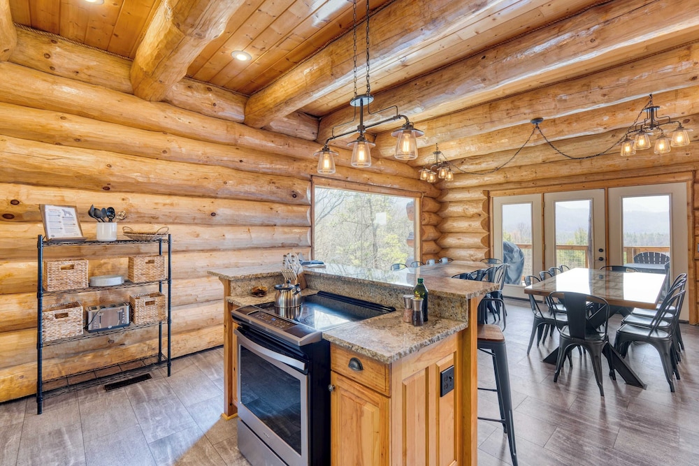 Pinnacle Chalet by Avantstay Luxury Cabin w/ Panoramic Views, Fireplace & Game Room