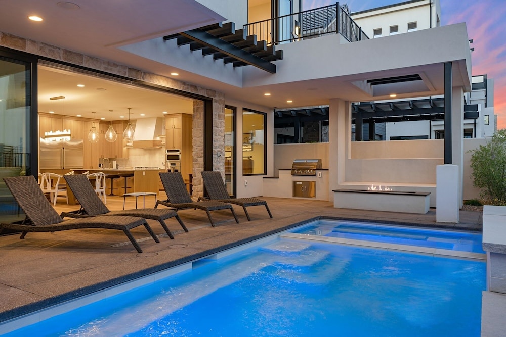 Lula Bay Lagoon House 8 Bedroom Home