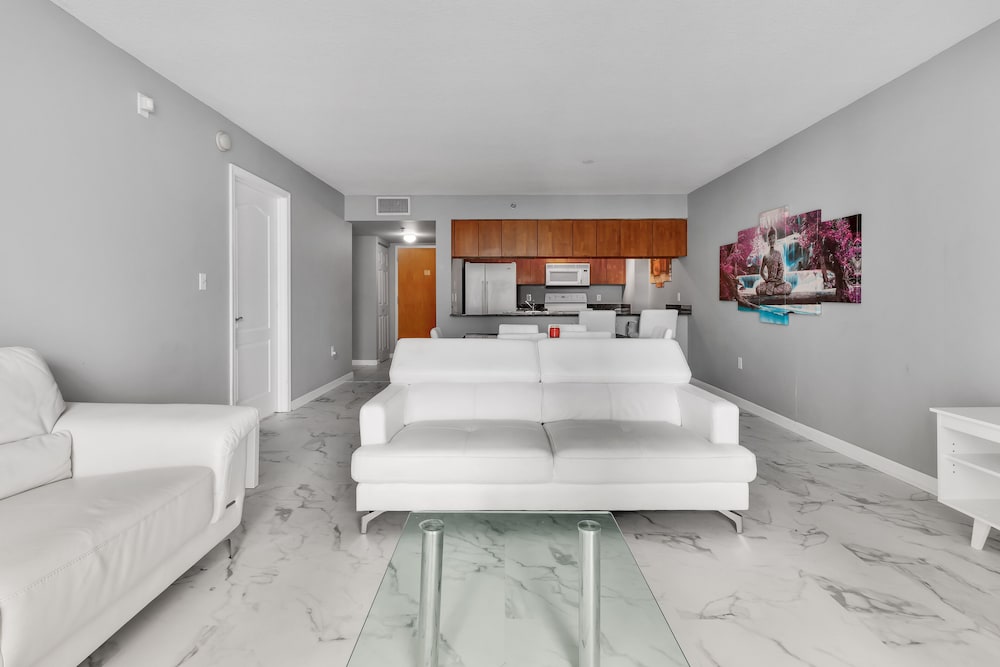 Luxury Apartments W Pool & Ocean views