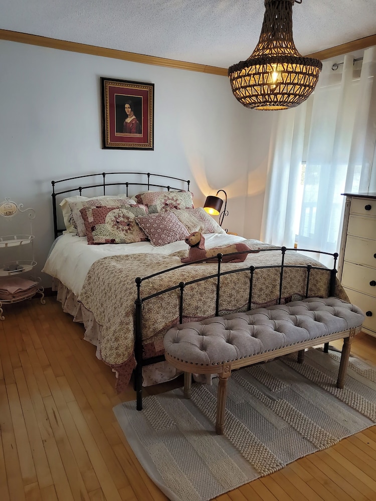 Saguenay-lac-saint-jean Getaway 3-bedroom Holiday Cottage With Garden View
