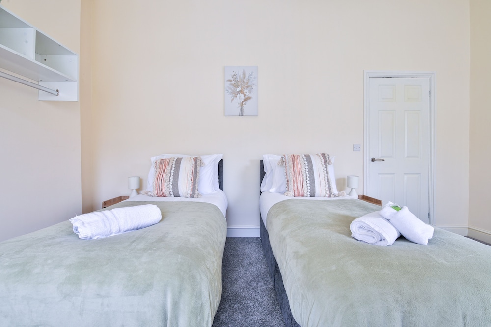 Tranquil 3-bed Home in Cardiff view 4