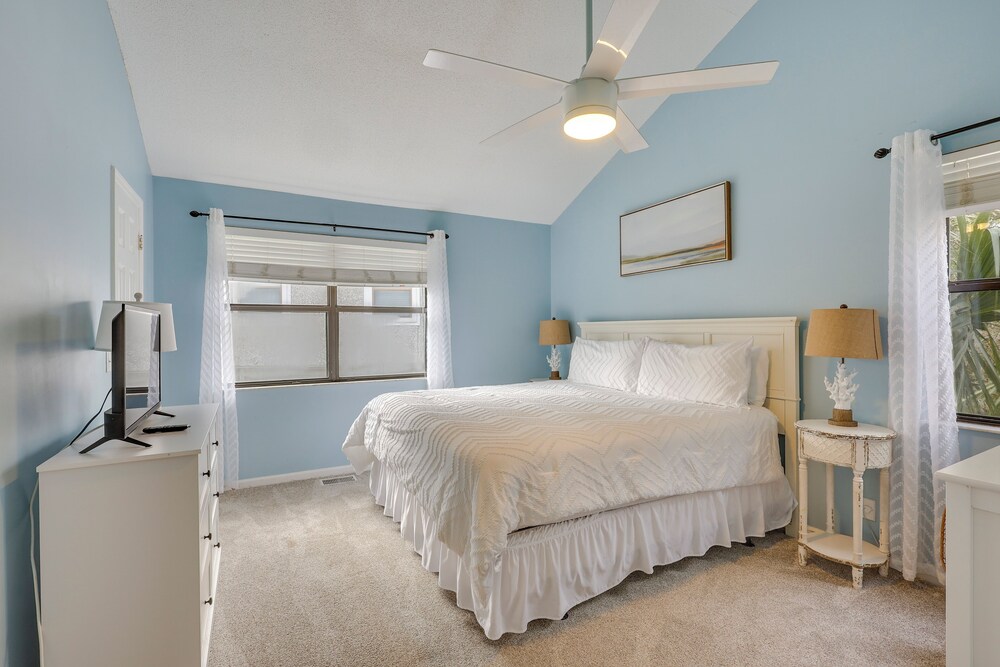 3 Mi to St Simons Beach: Gem w/ Pool Access & Deck