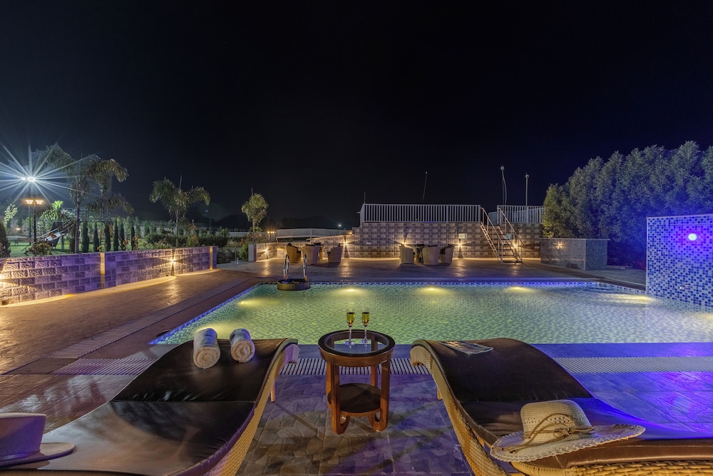 ELIVAAS 5 BHK With Pvt Pool - Zenora