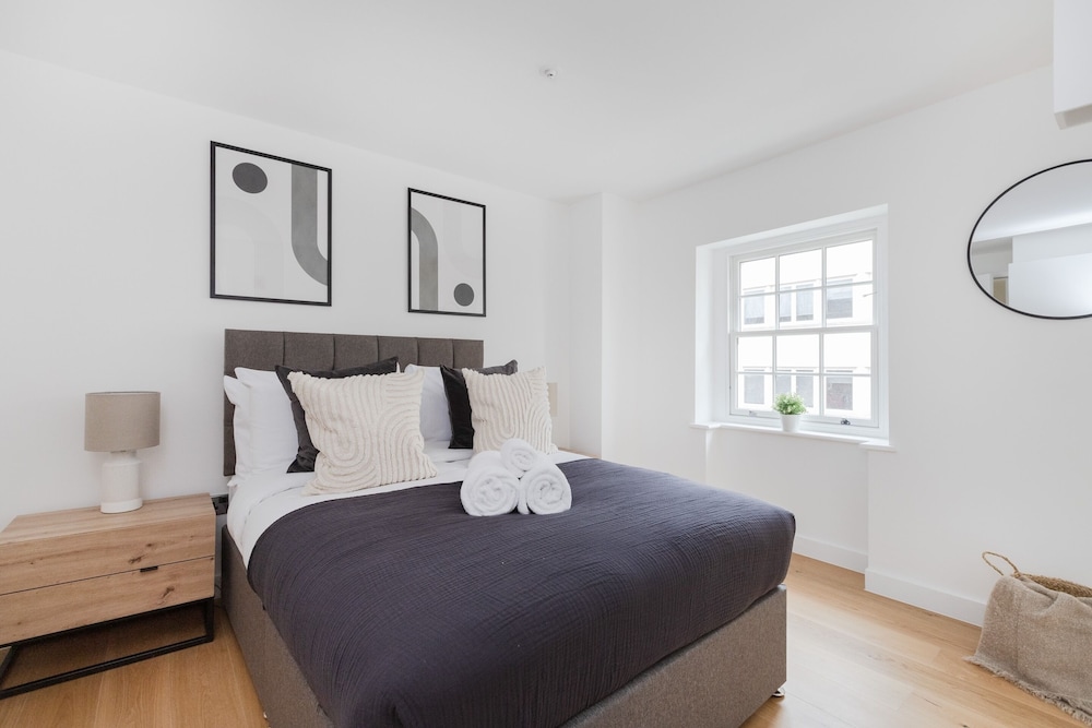 Modern 2BR 2BA with Balcony by Soho