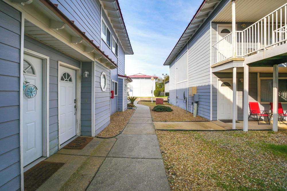 Walk to Ocean & Restaurants: Biloxi Getaway!