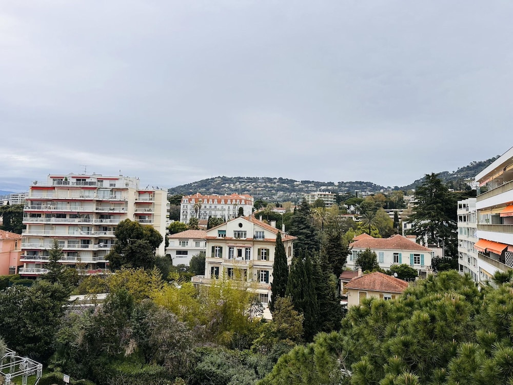 Two Bed Apt in the Center of Cannes - 2229