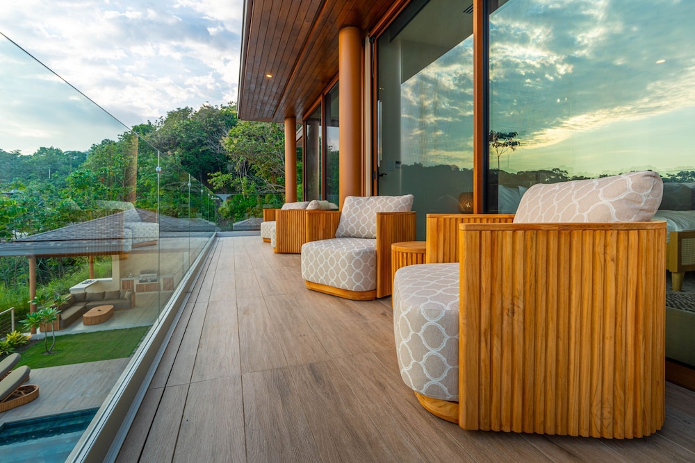 Casa Bella Vina Luxury Villa Near Beach Town