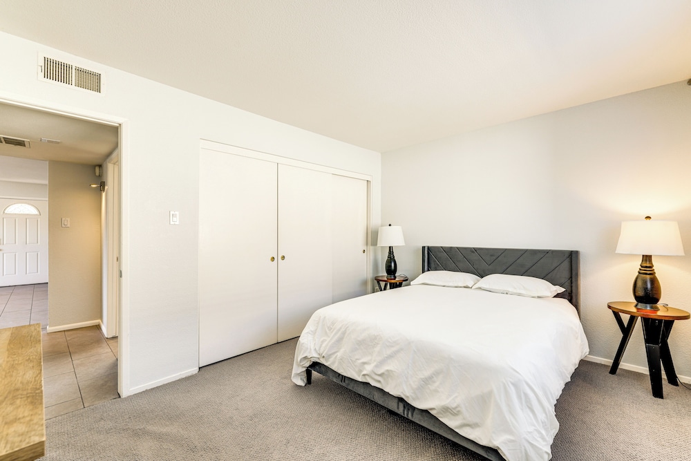Community Pool: Scottsdale Condo 2 Mi to ASU