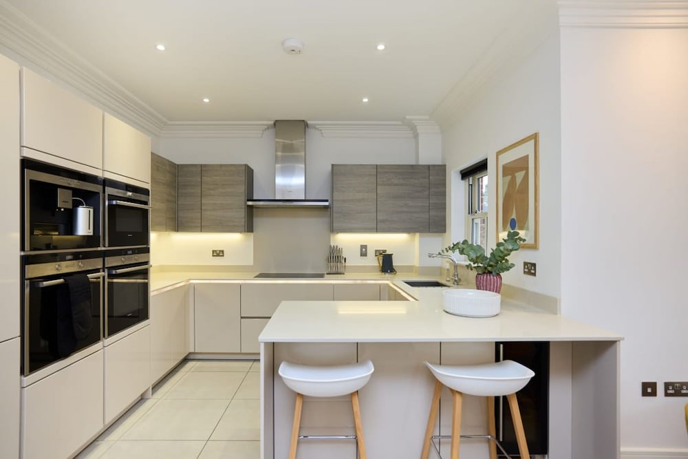 The Ascot Escape - Stylish 4bdr With Courtyard
