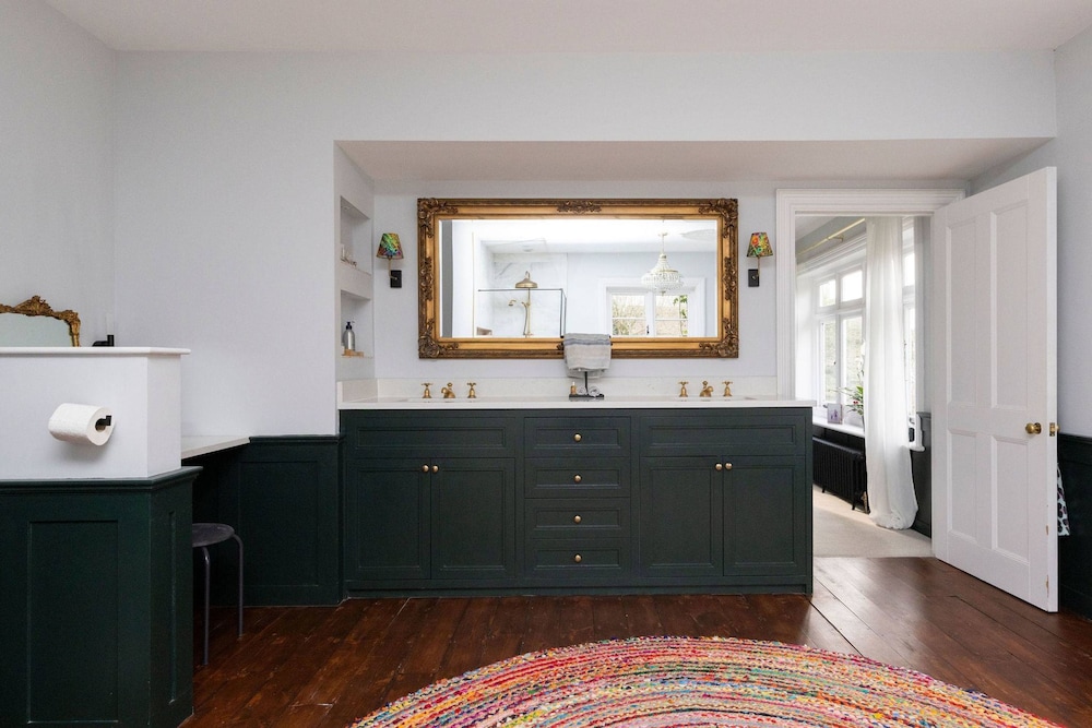 Country Retreat - Sleeps 14 - Large Garden