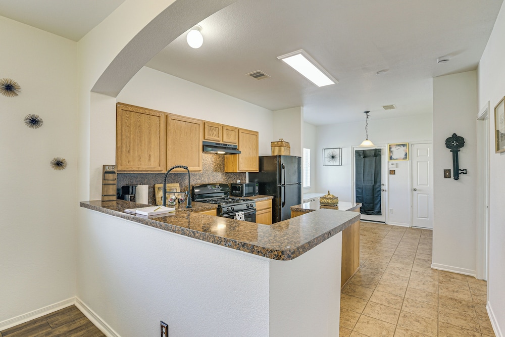 < 1 Block to Park: Family-friendly Houston Home!