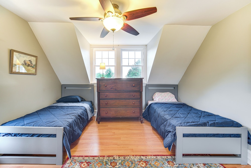 2 Mi to Chardon Square: Spacious Farmhouse