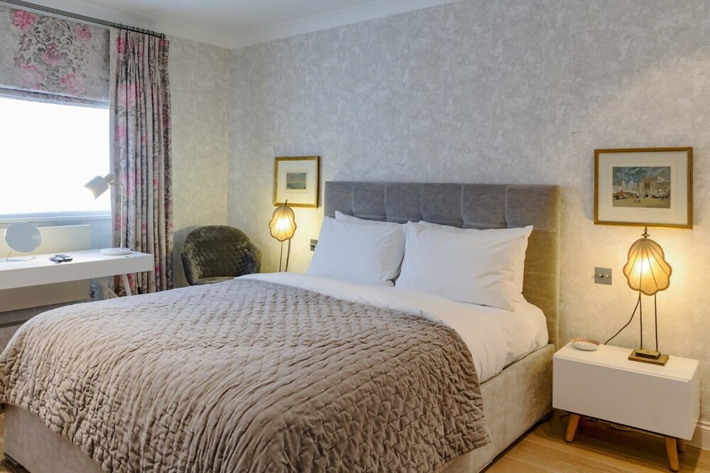 Beautiful 2 Bed 2 Bath Flat in South Kensington
