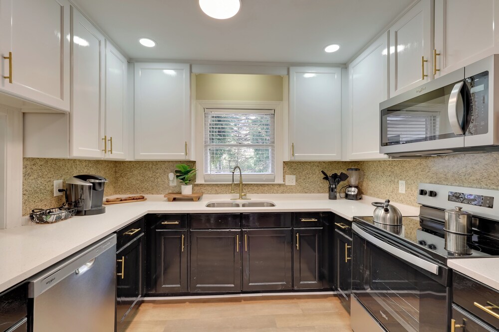 < 2 Mi to Ecu: Cozy Greenville Getaway w/ Porch!