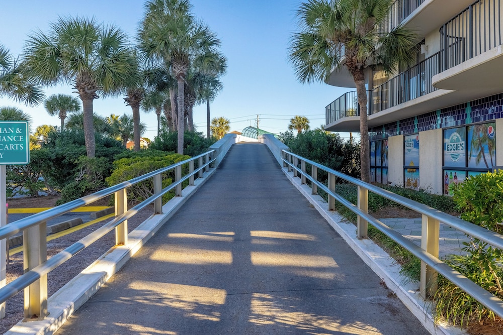 2BR Condo in Edgewater Resort With Golf, Tennis, Pools & Free Tram Service!